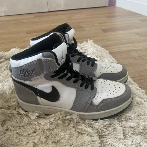 Air jordan 1 - Air jordans! Inte min storlek 🤍ärvt av en kompis! Inte äkta.