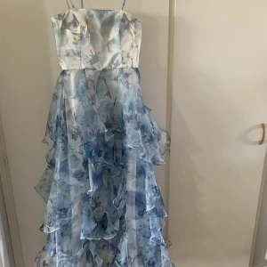 Balklänning  - Otroligt fin balklänning från Vera Mont!  Använd en gång så är så gott som ny! Köpt för över 2000 så säljer den för mer än halva priset då den säkert kan komma till bättre användning hos någon annan.