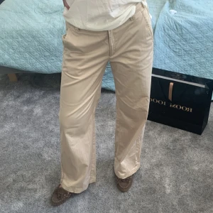 Beiga kostymbyxor  - Ljust beiga lågmidjade kostymbyxor, köpa på humana i malmö. Står storlek 44 innuti men passar mig som är 36 i byxor. (167 cm lång). Frakt tillkommer ❤️