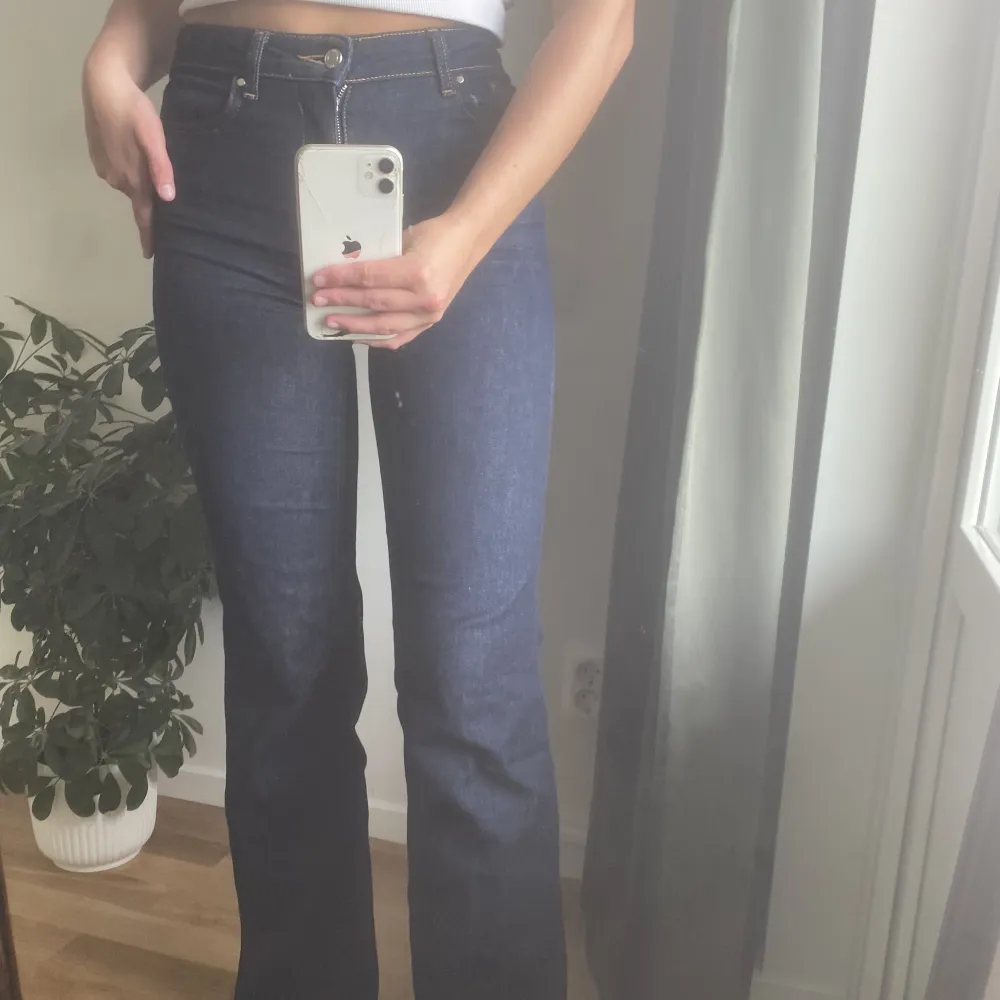 Nya Zara jeans med svag bootcut, använd bara på bilden! bra skick! Passar 34-36, Nypris 499kr. Jeans & Byxor.