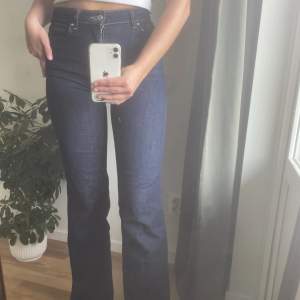 Nya Zara jeans med svag bootcut, använd bara på bilden! bra skick! Passar 34-36, Nypris 499kr