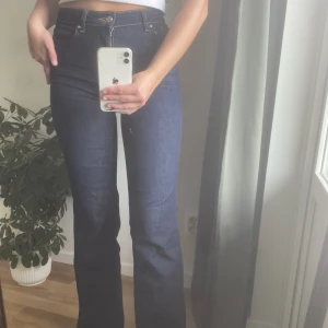 Zara jeans - Nya Zara jeans med svag bootcut, använd bara på bilden! bra skick! Passar 34-36, Nypris 499kr