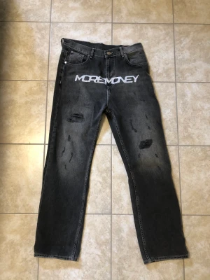 More Money Jeans - Riktigt feta jeans från More Money More Love. Säljer då de är för stora på mig. Kom DM för frågor och fler bilder?