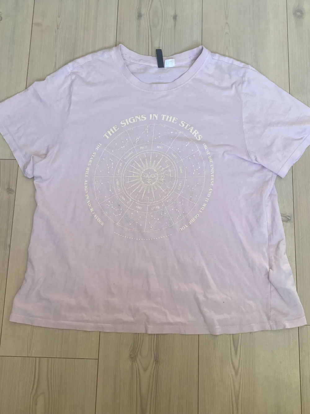 Pastell lila med solsystem, använd. T-shirts.