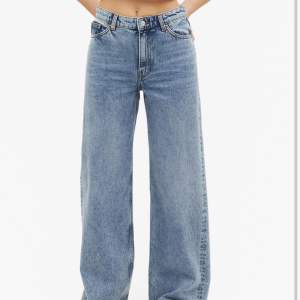 Ett par jättefina monki jeans med vida ben! De är använda flertal gånger men är fortfarande i fint skick. Strl 25, pris kan diskuteras, direktköp för 250kr💕