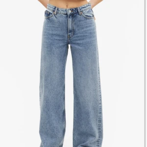 Monki wide jeans - Ett par jättefina monki jeans med vida ben! De är använda flertal gånger men är fortfarande i fint skick. Strl 25, pris kan diskuteras, direktköp för 250kr💕