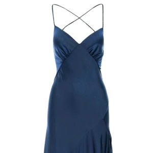 Blå balklänning 💕 - Jätte fin lång blå klänning perfekt för en bal, bröllop och fina evenemang. Aldrig använd, lappen är kvar. Köpt för 2900kr säljer för 2400kr, kan gå ner i pris vid snabb affär💕 Kontakta mig för fler bilder! 