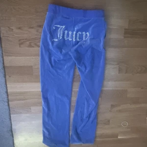 Juicy Couture - Säljer dessa blå juicy couture byxorna använda 2-3 gånger pga fel storlek.