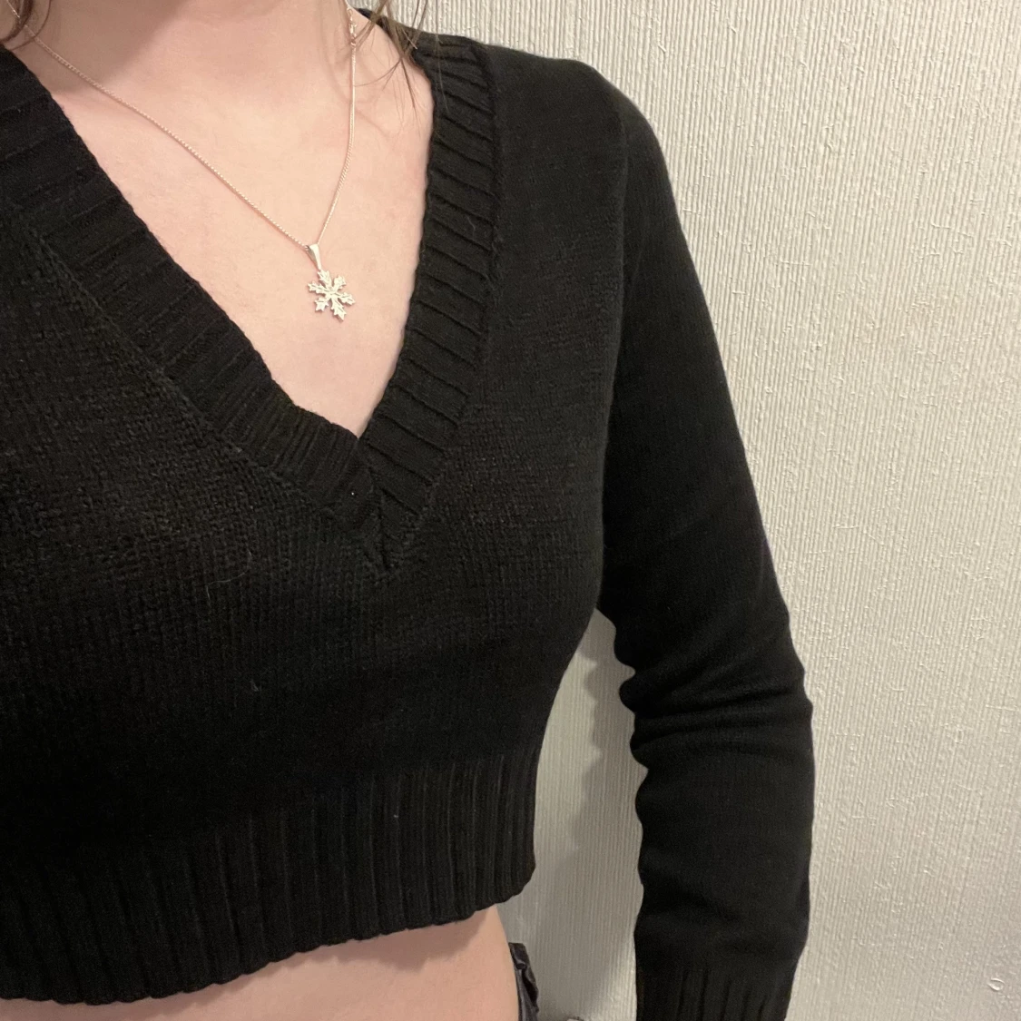 Svart kort stickad tröja