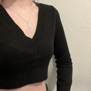 Svart kort stickad tröja  - Svart stickad kort topp från hm. Aldrig använd.