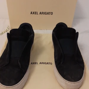 Axel Arigato - Säljer dessa Arigato marinblå laceless. Storlek 44. Lite smutsiga men går att tvätta bort. 