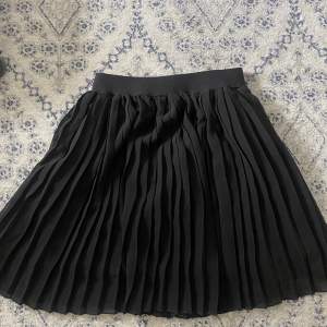 Svart kjol i storlek S från NAKD