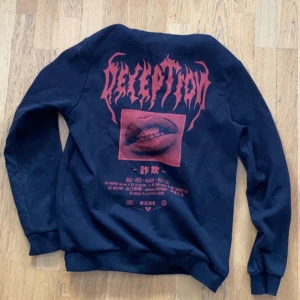 graphic hoodie - säljer denna hoodien då jag inte kan ha den längre, den är storlek S men vet inte om det är ”män” eller ”kvinnostorlek”:) köpt på plick! den är svart men ser mörkblå ut i ljuset🥲