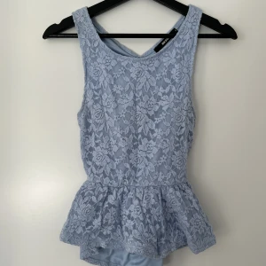 Topp  - Topp med öppen rygg från Gina Tricot.