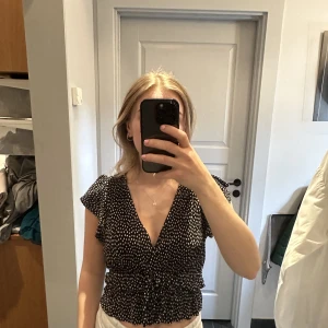 Zara topp - Svart vit prickig topp från Zara i S. Sparsamt använd