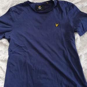 Marinblå lyle&scott t-shirt. Storlek XL
