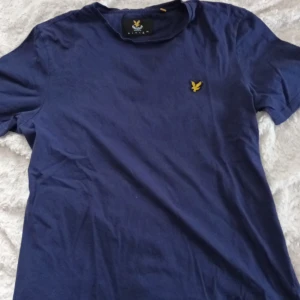 Lyle&scott t-shirt. Storlek XL - Marinblå lyle&scott t-shirt. Storlek XL