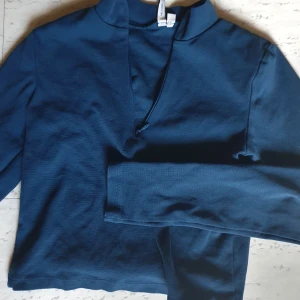 vneck croptop - långärmad croptop med dragkedja som inte kommer till användning, skick 9/10