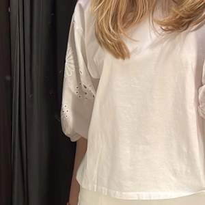 Söt vit t-shirt med puffärm från Zara. Använt fåtal ggr❣️🙌🏻
