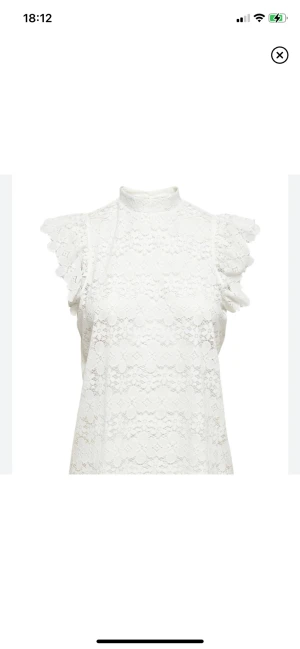 Vit topp - LÅNADE BILDER FRÅN FÖRRA ÄGAREN!!! Säljer denna sjukt fina topp i strl S? Står ej! Passade inte rikigt så därav säljer jag!😍 tönker 150❤️