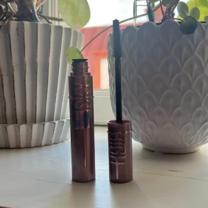 Sky high mascara - Säljer min vattenfasta sky high mascara då jag har tröttnat på den.  Köpte den för 169kr +39kr frakt. Säljer för 145kr