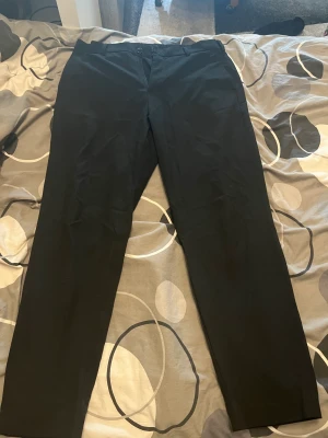 Kostym byxor  - Väldigt bra skick använd fåtal gånger pga att dem va för små storleken är m men passar även s och l