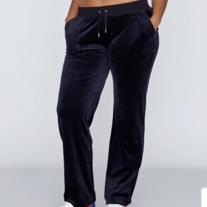 Juicy couture  - Säljer super fina juicy byxor i storlek s. Köpte de i vintras o säljer för dom är förstora. Finns inga fläktar men dom är lite slitna vid fötterna. ❤️Pris kan diskuteras