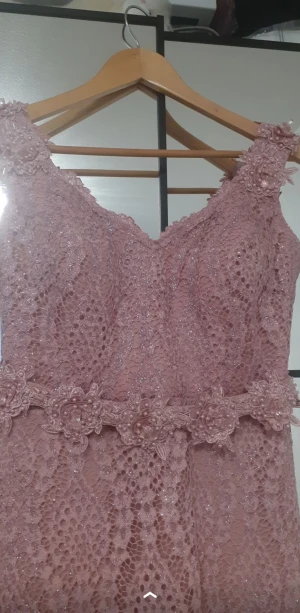 1000 - Säljer rosa klänning 1000 priset kan diskuteras vid snabb affär 