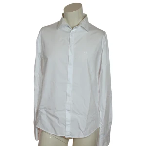 Armani skjorta - Storlek: L Passform: Normal  Axelbredd: 44,5 cm Bröst: 53 cm  Ärm: 66 cm Längd fram: 69 cm  Längd bak: 71,5 cm Skick: 4/5 Material: 100% bomull  Hör gärna av dig om du har någon fråga:)  Med vänlig hälsning, Waldemar 