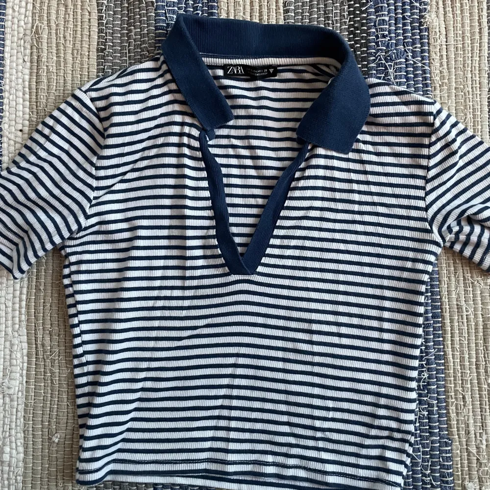 Superfin randig topp frĂ„n zara som passar perfekt till sommaren! DM vid intresseđ. YlĂ€osat.