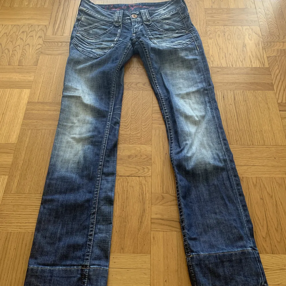 Mörkblåa jeans med låg midja och väldigt coola detaljer!! Storlek 36 men skulle säga att de är mindre i storlek. Skriv om du har några frågor💞. Jeans & Byxor.