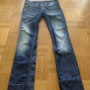 Mörkblåa jeans med låg midja och väldigt coola detaljer!! Storlek 36 men skulle säga att de är mindre i storlek. Skriv om du har några frågor💞