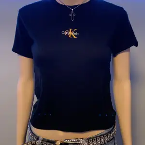 äkta y2k t-shirt av märket calvin klein från tidigt 2000-tal