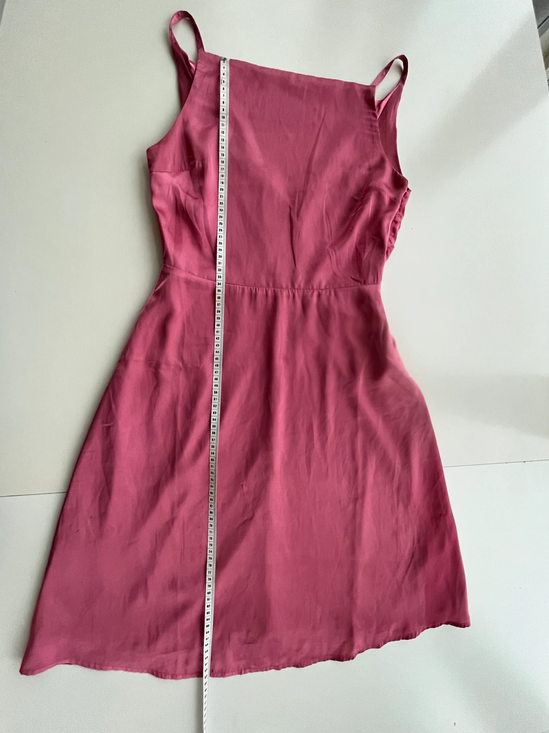 Rosa satinklönning med öppen rygg - 90