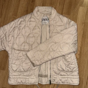Zara jacka - Hej, säljer en zara jacka, xs. Skriv för frågor & mer bilder :)