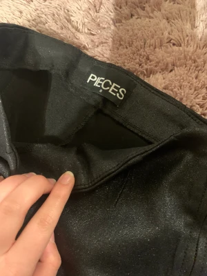 Byxor - Hej! Säljer dessa svarta glittriga byxor då de inte kommer till användning längre och bara tar plats i garderoben💓