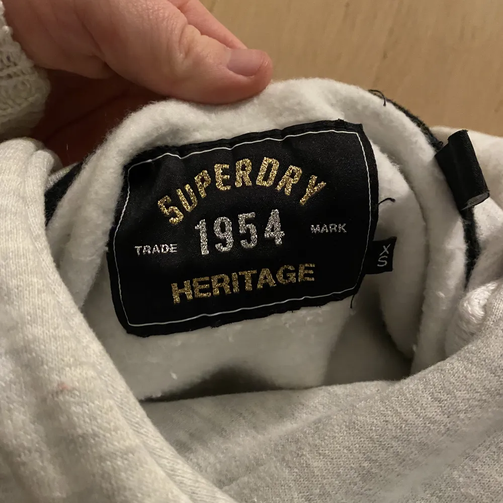 Sänkt pris!! Hoodie från Superdry i storlek Xs, men passar även S. Något croopad i modellen, på en Xs syns det inte så mycket, men blir mer croopad på en S.   Tyvärr knappt använd och därav säljer jag. Den är i nyskick! . Hoodies.