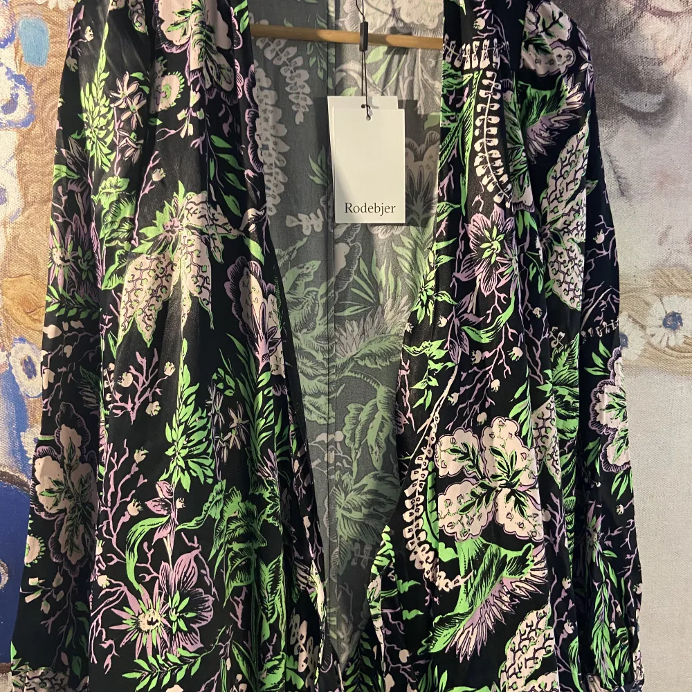 Rodebjer magna vegetal print dress.storlek Medium.längd 127cm.nyskick med alla lappar kvar.nypris 3295:-. Klänningar.