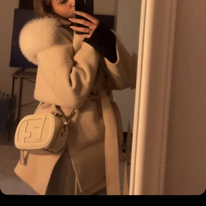 Kappa  - Säljer denna vita kappan som jag köpte via en insats sida för 3000kr och den är i S