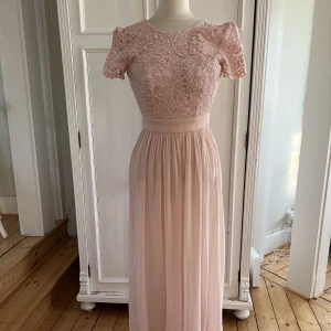 By Malina klänning - Säljer fin balklänning från By Malina. Endast använd 1 gång. Kemtvättad sedan användning. Köpt för 4495kr. En aning insydd i midjan. 