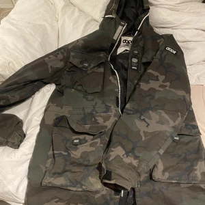 DOPE JACKA  - Jacka från dope. Begagnat skick  Strl L