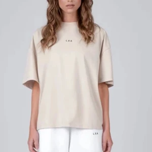 LXAthelabel t-shirt - Beige oversized t-shirt från LXAthelabel i slitstarkt bra material, boxig modell som passar alla.