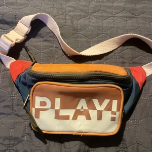  Midjeväska -  midjeväska man kan även ha den så som jag hade på bilden bra skick och använd två gånger fräsch och hel köpt för 300 