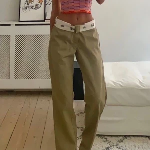 Beiga Dickies  - Beiga Dickies som sitter så snyggt lågmidjat! Midjemåttet: 83 cm Innerbenslängden: 75 cm 🙌✨Så snygga, unisex 