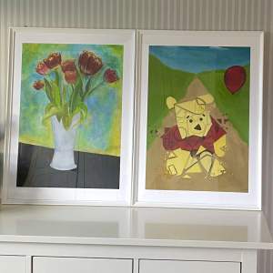 Två olika Motiv.  En blomvas med tulpaner och en kubistisk tolkning av Nalle Pu. Säljs för 500kr styck. Billigare vid köp av båda två. Storlek A2, 42 cm x 59,4 cm. Säljs utan ram. 400kr om du vill köpa tavlan + ramen. 