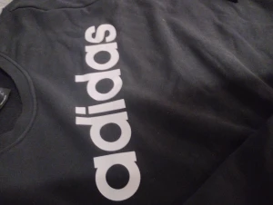 Adidas  - Tröja Adidas storlek L men passar för M. skick 9/10. Om du vill ha flera bilder eller du har frågor du kan skriva till mig 🤗💛