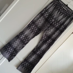 Byxor - Mjuka byxor.  Står storlek 170 i  byxorna = S/M  Härliga dansbyxor t.ex. 