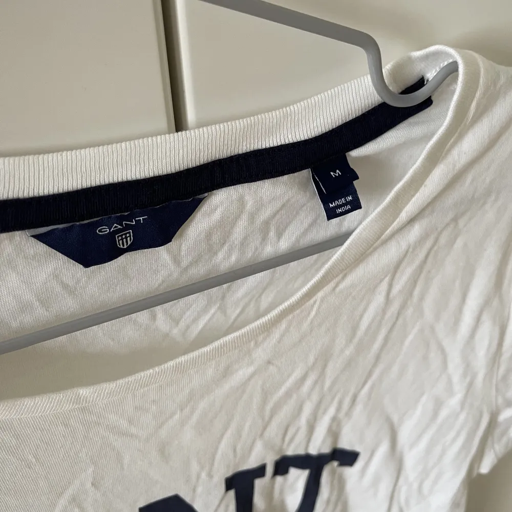 Gant t-shirt - Storlek M - Oanvänd, endast skrynklig för att den legat längst ner i lådan - Köparen betalar för frakt - Inga returer - Betalning via köp direkt . T-shirts.