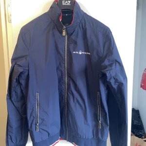 Sail racing jacka - Skick: 8/10 Storlek: M Säljs för att jag tömmer garderoben och behöver inte dessa! 