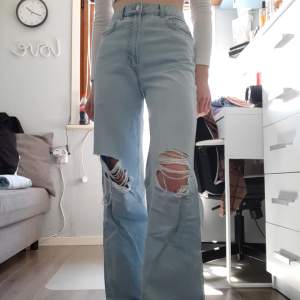 Wide leg jeans från H&M med hål på knäna och hög midja. Väldigt fint skick då de endast är använda ett fåtal gånger.  Skriv för mer info och fler bilder🌸